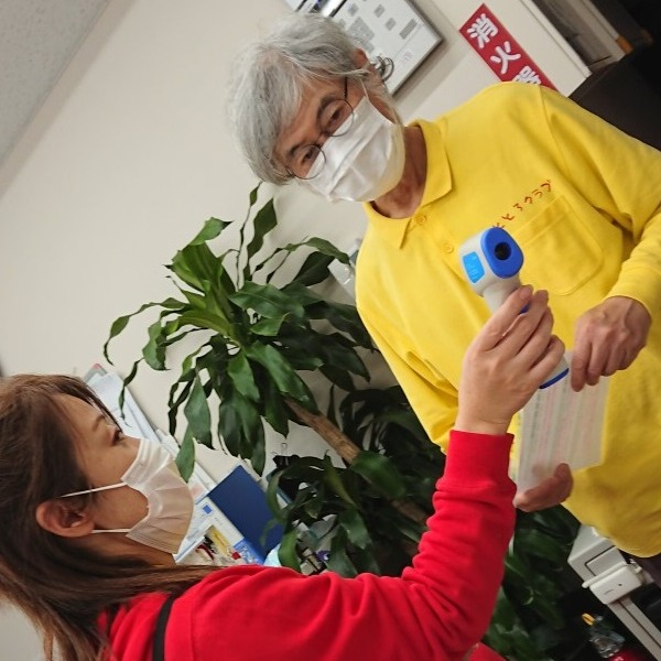 スタッフの検温を実施